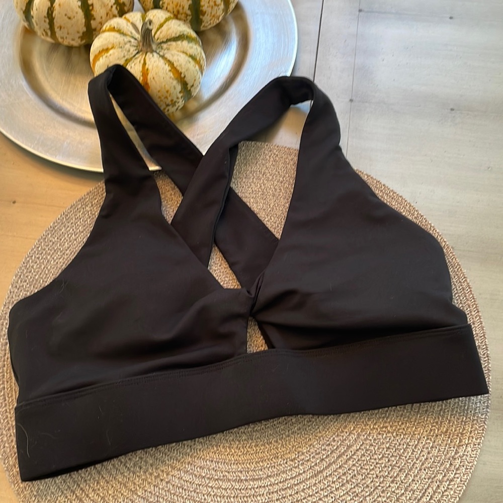 COPY - Fabletics push-up twist sports bra